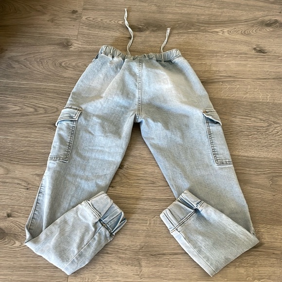 Almost Famous Light blue Cargo Pull on jeans with elasticized cuffs. - Picture 4 of 9